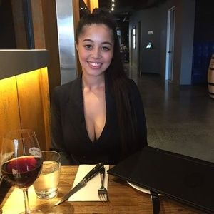 Meet your Posher, Yas